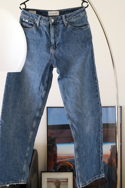 Die «90s Straight» von Calvin Klein sitzt herrlich tief und weit.