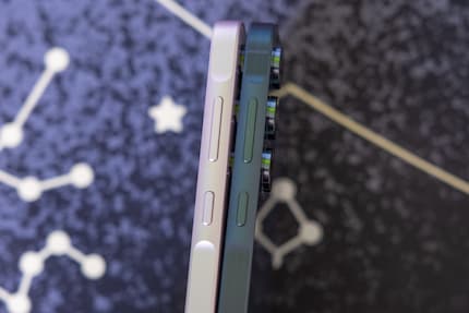 Kaum Unterschiede der beiden Modelle. Links das Galaxy A35 mit glattem Alurahmen, rechts das A55 mit sichtbarem Schliff.