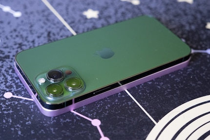Das Samsung Galaxy A35 hat die gleiche Grösse wie das iPhone 13 Pro Max.