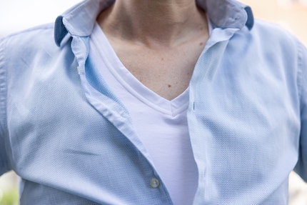 Der tiefe V-Ausschnitt macht das Anti-Schwitzflecken-Shirt unter einem Business-Hemd unsichtbar – zumindest wenn man nicht zu viel aufknöpft.