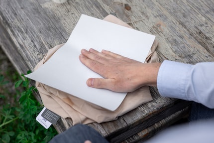 Mit einem Löschpapier wird überprüft, ob die Aussenseite des Shirts feucht wird. Sie wird es nicht.