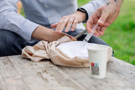 Unser Test-Setup: Wir träufeln mit einer Spritze jeweils 10 Milliliter Wasser auf den verstärkten Achselbereich des ISA-Shirts.
