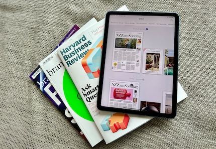 Lesestoff, einmal auf Papier, einmal auf dem iPad.