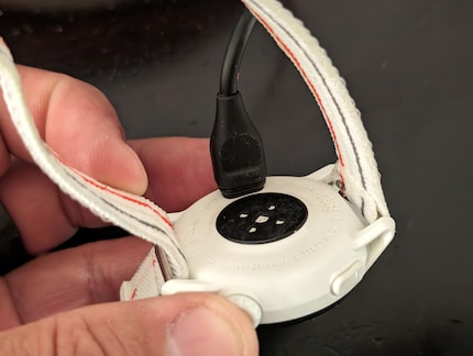 Das Ladekabel muss ich auf der Rückseite einstecken, das ist nicht elegant gelöst.