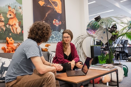 Philomena Schwab im Swiss Game Hub in Zürich, der über 60 Game-Entwickler und -Entwicklerinnen beheimatet.