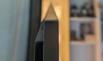 Der LG G4 ist wegen seiner neuen MLA-Schicht etwas dicker als übliche OLED-Fernseher.