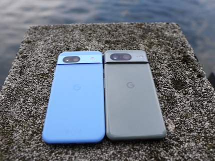 Das blaue Pixel 8a wirkt weniger klobig als das 8er.