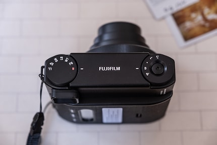 Use the two dials to adjust the LED effects (left) and the brightness.
