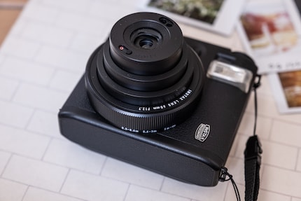 You can set different distance ranges using the dial on the lens.