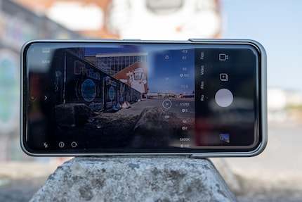 Das Display ist hell genug als Sucher bei Sonnenschein, könnte aber trotzdem gerne noch heller sein.