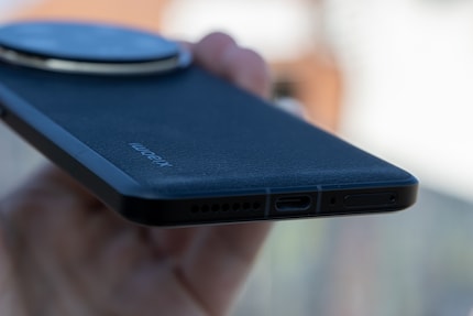 Nur mit dem richtigen Netzteil nimmt das Xiaomi 14 Ultra bis zu 90 Watt über seinen USB-S-Anschluss entgegen.