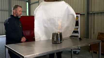 Löschdecken können bei kleineren Bränden wie einem brennenden Toaster zum Einsatz kommen.