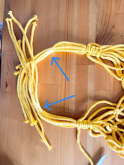 In der Anleitung werden die Enden zusammengeklebt. Bei mir hat die Variante mit den beiden Klebern besser funktioniert.