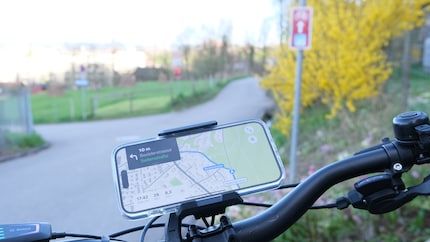 The bike path goes straight ahead, but Apple wants to send me back onto the main road – via a steep path.