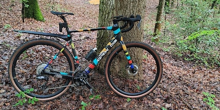 Das Testbike von Shimano mit der neuen «GRX Di2 RX825» und den Schwalbe «G-One R» mit 45 Millimetern Reifenbreite.