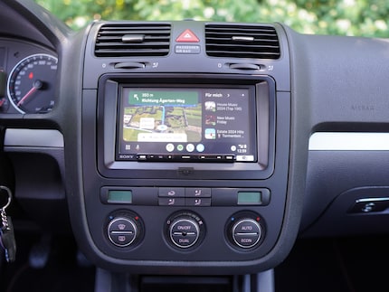 At the touch of a button, the map and Spotify player are displayed side by side.