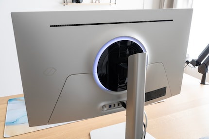 Auch von hinten sieht der Monitor schlicht aus. Der leuchtende Ring lässt sich ausschalten.