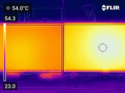 Das Display des Odyssey OLED G8 (links) strahlt weniger Wärme ab als das des PG32UCDM (rechts).