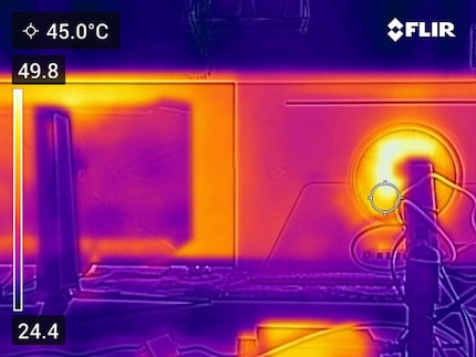 Der «Custom Heatsink» des Asus PG32UCDM (links) müsste die Wärme theoretisch besser ableiten als die Rückseite des Samsung Odyssey OLED G8 (rechts).