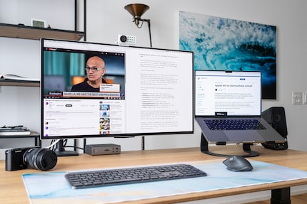 Ein Office-Setup mit dem Samsung Odyssey OLED G8 und einem MacBook als zweiten Bildschirm.