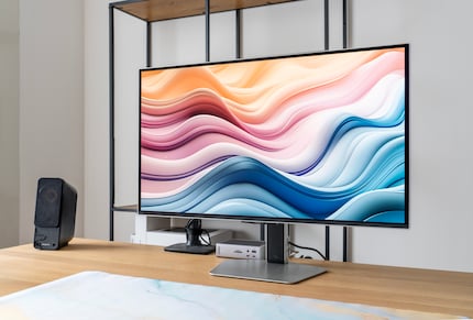 Für einen Gaming-Monitor wirkt der Odyssey OLED G8 elegant. Die Standfestigkeit könnte besser sein.
