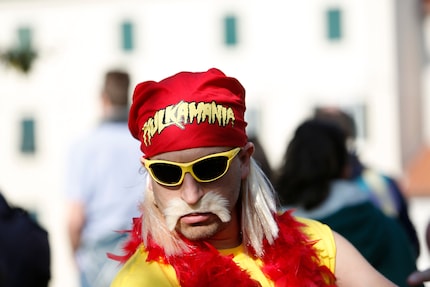 Neben dem rotgelben Bandana gehört der gebleichte Schnauzer zur Grundausstattung jedes Hulk-Hogan-Fans.