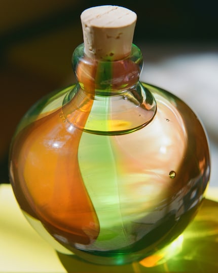 Das «Unicorn Multiuse Oil» kostet 195 US-Dollar. Die Viole mit dem kaleidoskopischen Farbenspiel wird in einem Studio in Mexiko hergestellt. Es ist nur eine von vielen Manufakturen, mit denen der Brand zusammenarbeitet.