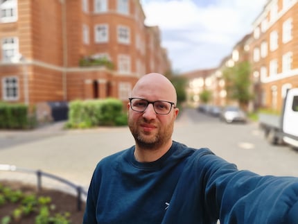 Der Pullover ist eigentlich grün.