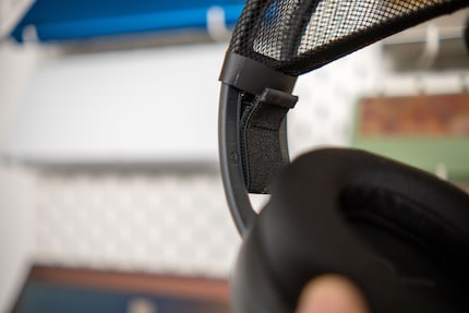 Mit Klettverschlüssen wird die Grösse des Headsets verstellt.