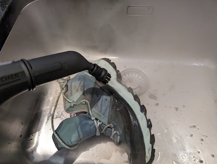 Zwar keine Kernkompetenz, aber geht auch: Schuhe putzen.