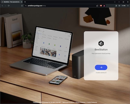 Hier beginnt die Reise: Zum Einrichten der BeeStation benötigst du einen Synology-Account und eine Seriennummer beziehungsweise einen QR-Code, der in der Quick Start Guide auf einem Kleber zu finden ist.