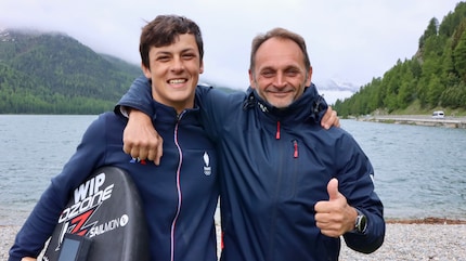 Europameister Mathis Ghio mit Renndirektor Mirco Babini nach den Rennen in Silvaplana.