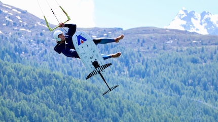 Beim «best of three» zeigten Kiter, Windsurfer und Wingfoiler mit der Tragfläche unter dem Brett ihr Können.