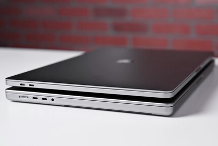 Schon bald könnte das MacBook Pro wieder so dünn werden wie die Version aus 2019 (oben). Das aktuelle Design (unten) ist etwas dicker, eckiger und schwerer.