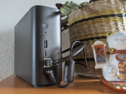 Power-Taste, Reset-Knopf, USB-A, USB-C, RJ45 und Stromanschluss