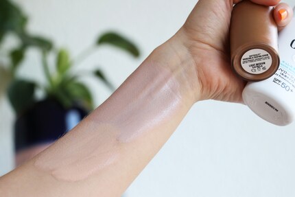 Unten links auf meinem Arm: Sonnencreme + Foundation. Gleich darüber: Sonnencreme + Flüssigbronzer.