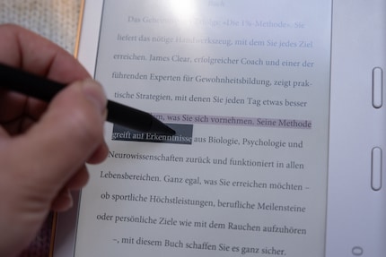 Ich markiere gerne wichtige Stellen in einem Buch. Das geht aber nur per gehaltenem Button am Stift. Nicht optimal gelöst.