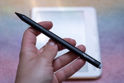 Der Stift ist praktisch, dürfte aber ein Plätzchen am E-Reader oder der Hülle haben, damit ich ihn nicht dauernd verlege.