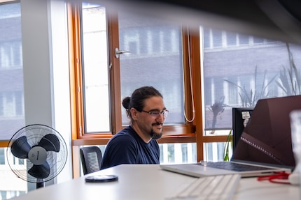 Nino Protic im Büro in Hamburg. Meistens arbeitet er von Zuhause aus.