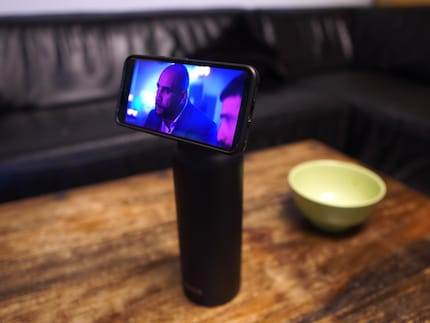 Die Trinkflasche von Ringo dient auch als Smartphone-Halterung.