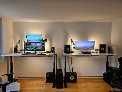 In Leo and Tamino’s setup, their plethora of cables remains inconspicuously tucked away under the desk.