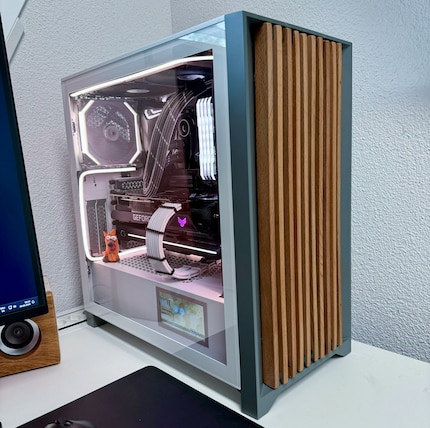 In addition to a built-in monitor, Rafael has given his PC a wooden-look front.