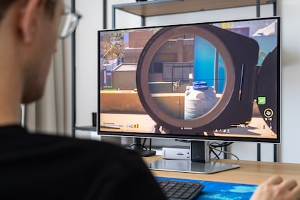 The image always remains sharp, even with fast panning. But first check whether your PC can even manage the maximum 360 FPS in your favourite game.