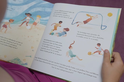 Wissen vermitteln mit Kinderbildern: Hier lernen Kleinkinder viel über Fussball.