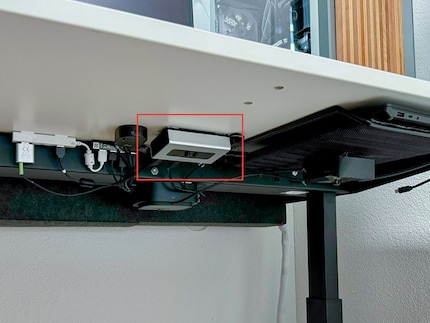 Rafael has built a switch for his cables. At the push of a button, the peripherals move from the PC to the laptop.
