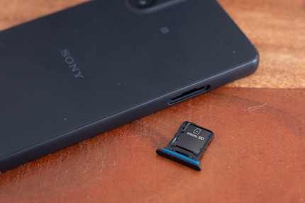 Practical microSD/SIM slot that can be opened by hand