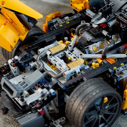 Wie von Technic-Sets gewohnt, verstecken sich viele Details unter der Haube.