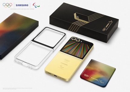 What the recipients will find in the box of their Galaxy Z Flip 6 Olympic Edition.