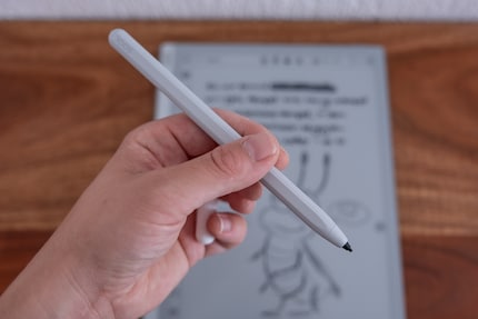 Der Stylus ist im Lieferumfang enthalten und angenehm zum Schreiben.