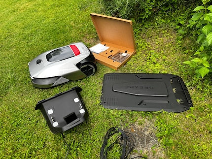 Roboter, Anleitung und Basisstation – mehr hat es nicht in der Verpackung.
